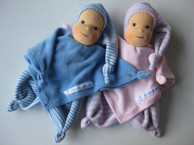 Zwei Nickipuppen als Schmusetücher in Hellblau und Rosa mit geringelten Zipfelmützen