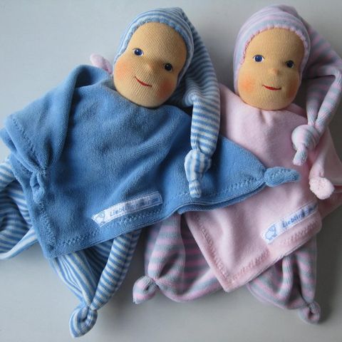 Zwei Nickipuppen als Schmusetücher in Hellblau und Rosa mit geringelten Zipfelmützen