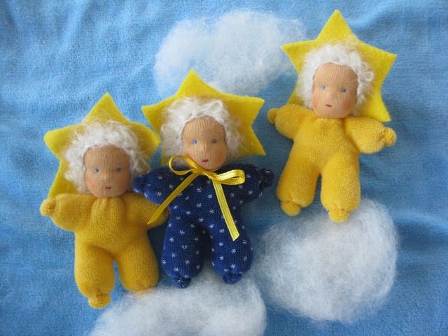 Drei Minipuppen als Sternenkinder mit gelben Sternkragen auf Watte-Wolken