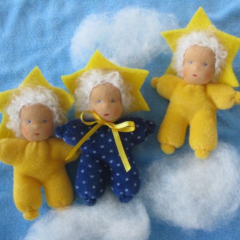Drei Minipuppen als Sternenkinder mit gelben Sternkragen auf Watte-Wolken