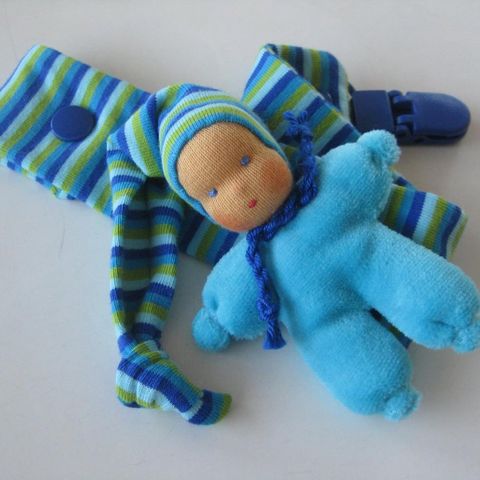 Schnullerband aus gestreiftem Jersey mit einem hellblauen Minipüppchen