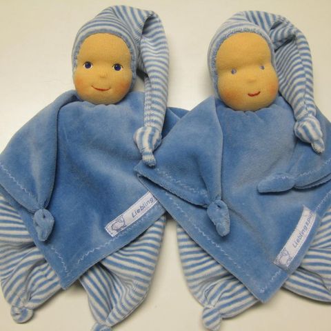 Zwei blaue Schmusetuch-Nickipuppen mit gestreiften Zipfelmützen